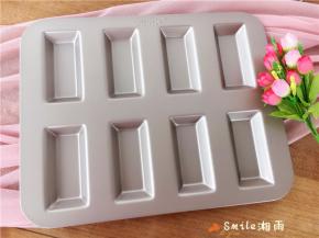 用洗碗布沾点小苏打粉，轻轻擦拭模具，再用水冲洗，模具非常容易清洗，洗后的学厨费南雪模具依旧如新！