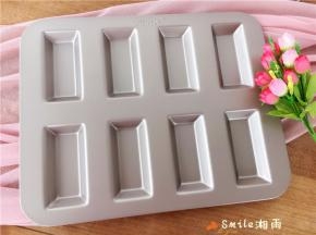 用洗碗布沾点小苏打粉，轻轻擦拭模具，再用水冲洗，模具非常容易清洗，洗后的学厨费南雪模具依旧如新！