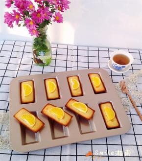 学厨费南雪模具材质是采用优质的重型碳钢，美观实用、还耐高温，其采用不粘涂层处理，有着很好的不粘效果！出炉后直接用勺子推一下“金砖”，即可轻松脱模。