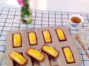 学厨费南雪模具材质是采用优质的重型碳钢，美观实用、还耐高温，其采用不粘涂层处理，有着很好的不粘效果！出炉后直接用勺子推一下“金砖”，即可轻松脱模。