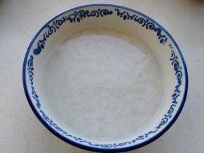 大米淘洗干净，加水浸泡一个小时以上备用。