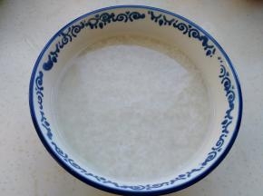 大米淘洗干净，加水浸泡一个小时以上备用。