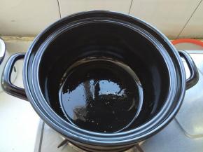 砂锅洗净擦干，放入一点猪油最小火融化抹匀。