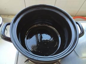 砂锅洗净擦干，放入一点猪油最小火融化抹匀。