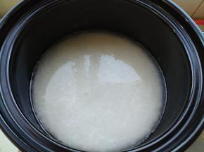 把泡透的大米、水倒入砂锅内 （米和水的比例：1：1.5左右) 。