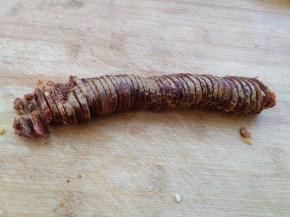 同时把提前洗净蒸熟的香肠切薄片。