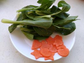 青菜洗净、胡萝卜切片、用模具压出形状（没有模具的随意切）。