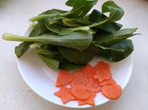 青菜洗净、胡萝卜切片、用模具压出形状（没有模具的随意切）。