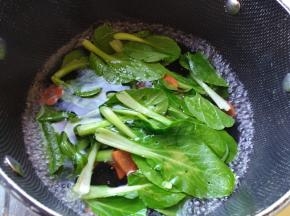 另取一锅把胡萝卜、青菜快速焯水后捞出过凉.