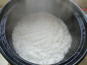 砂锅水快干、表面布满孔洞时。