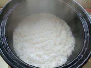 砂锅水快干、表面布满孔洞时。