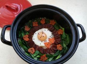 开盖，浇上调味汁 （蚝油、凉开水、生抽、白糖、香油搅拌均匀），拌匀即可食用。