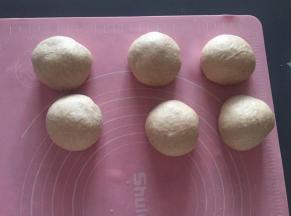 擀开排气，分成均匀6个面团。松弛15分钟