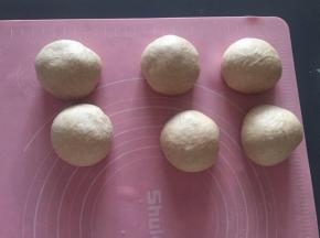 擀开排气，分成均匀6个面团。松弛15分钟