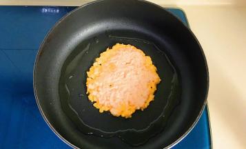 锅里放适量油，全程中小火煎制两面金黄色