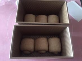 卷起放入吐司盒。