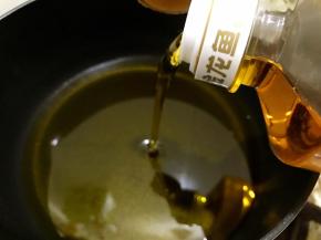 奶锅里加入适量菜籽油，中小火加热至无气泡