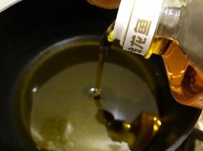 奶锅里加入适量菜籽油，中小火加热至无气泡