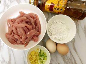 准备好原料
猪里脊肉切条，姜切末，葱白切葱花，鸡蛋两个，红薯淀粉大半碗，还有今天的主角金龙鱼外婆乡小榨菜籽油，全部备好出镜^_^