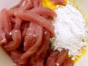 加入红薯淀粉，红薯淀粉比较硬戴一次性手套慢慢捏匀无颗粒