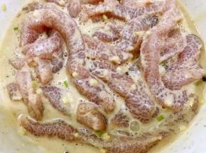 搅拌均匀
调好的肉条能挂住淀粉糊