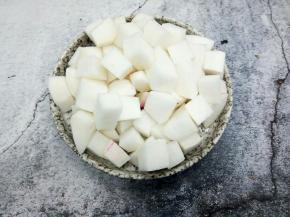 萝卜去皮，切小方块