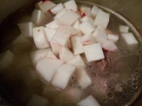 焯好水的筒骨，放高压锅，加清水，盖盖子，上汽后，大火炖10分钟，然后熄火，等蒸汽没有了，开盖加萝卜块，