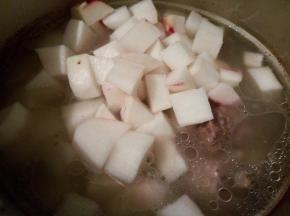 焯好水的筒骨，放高压锅，加清水，盖盖子，上汽后，大火炖10分钟，然后熄火，等蒸汽没有了，开盖加萝卜块，