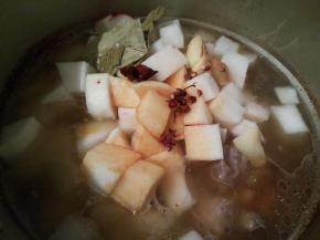 花椒，大料，香叶少许，盖盖子，大火炖煮5分钟