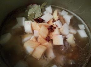 花椒，大料，香叶少许，盖盖子，大火炖煮5分钟