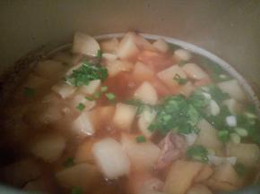 出锅前，加鸡粉半勺，撒点葱花，