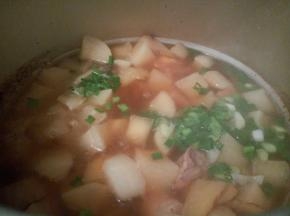 出锅前，加鸡粉半勺，撒点葱花，