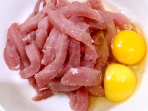 猪里脊肉里打入两个鸡蛋