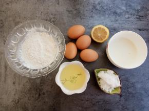 准备好食材:低筋面粉80克、鸡蛋4个、白糖60克、玉米油45克、牛奶60克、柠檬汁两滴