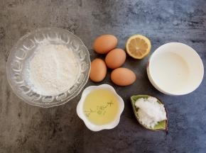 准备好食材:低筋面粉80克、鸡蛋4个、白糖60克、玉米油45克、牛奶60克、柠檬汁两滴