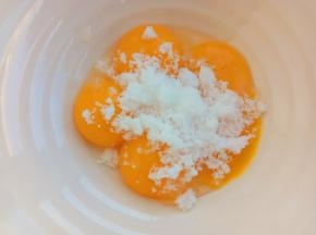 20克白糖、玉米油、牛奶放入蛋黄中