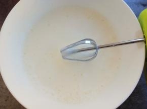 加入20克白天用电动打蛋器打发到鱼眼大泡