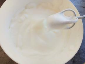 放入剩下的20克白糖，继续用电动打蛋器打发到硬性，提起打蛋器顶部竖立呈三角状