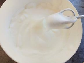 放入剩下的20克白糖，继续用电动打蛋器打发到硬性，提起打蛋器顶部竖立呈三角状