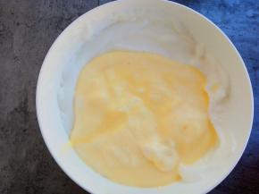 把翻拌好的液体倒入蛋白种，迅速翻拌均匀