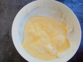 把翻拌好的液体倒入蛋白种，迅速翻拌均匀