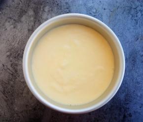 倒入六寸戚风蛋糕模具中