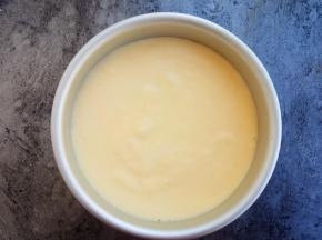 倒入六寸戚风蛋糕模具中