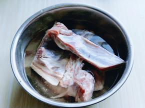 羊排买回来温水洗干净，冷水泡4小时以上。(泡出血水，中途换几次水)