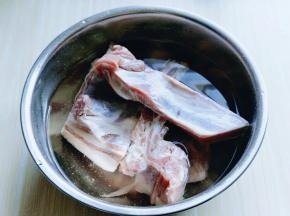 羊排买回来温水洗干净，冷水泡4小时以上。(泡出血水，中途换几次水)