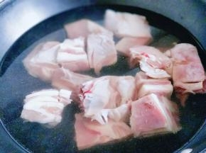 将泡好的羊排焯水，冷水入锅，大火烧开，撇出沫子，煮2分钟捞出。
