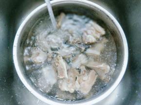 捞出后用冷水冲洗，将羊排上的杂质冲洗干净。捞出淋干水份。