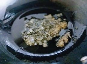 起油锅，将冰糖加入，小火将冰糖熬化。