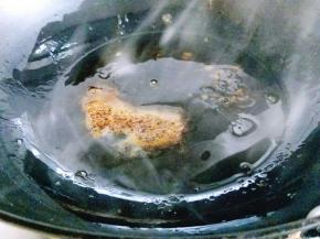 冰糖融化后变褐色即可。