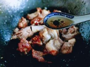 加入焯水的羊排，加入料酒。